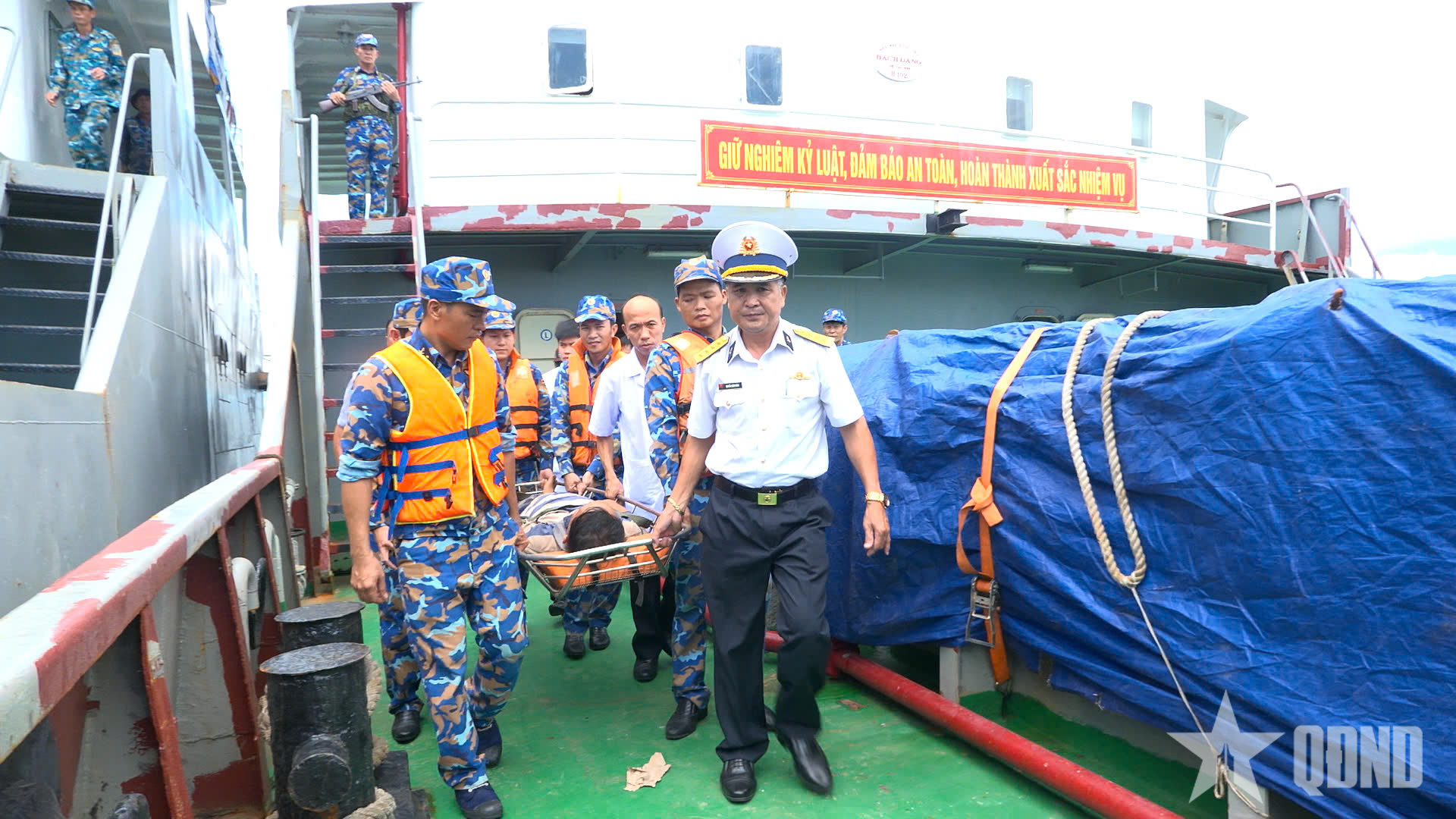 Bộ đội Hải quân bàn giao ngư dân được cấp cứu tại đảo Nam Yết